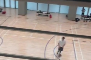 肚子似乎有点大啊！哈登来到中国也不忘训练，被球迷拍下来了